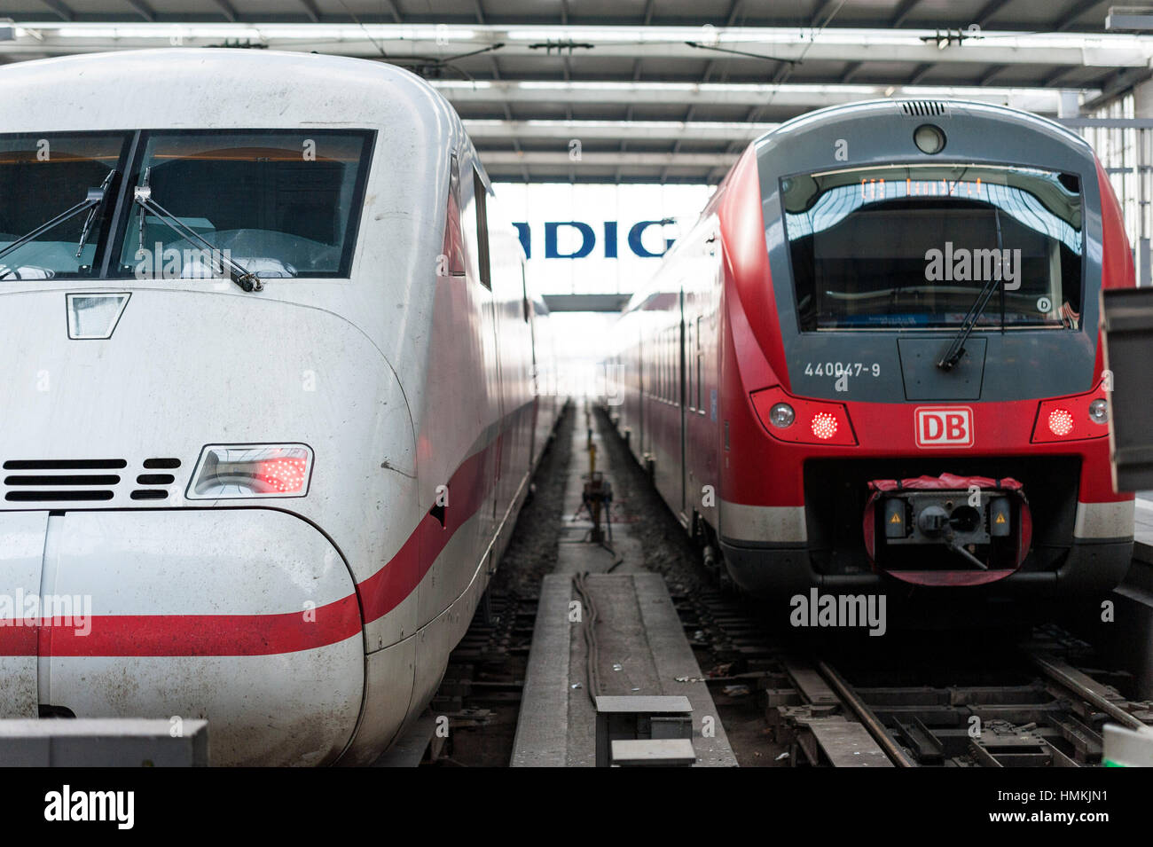 ICE-Zug kommt am Münchner Hauptbahnhof, Deutschland Stockfoto