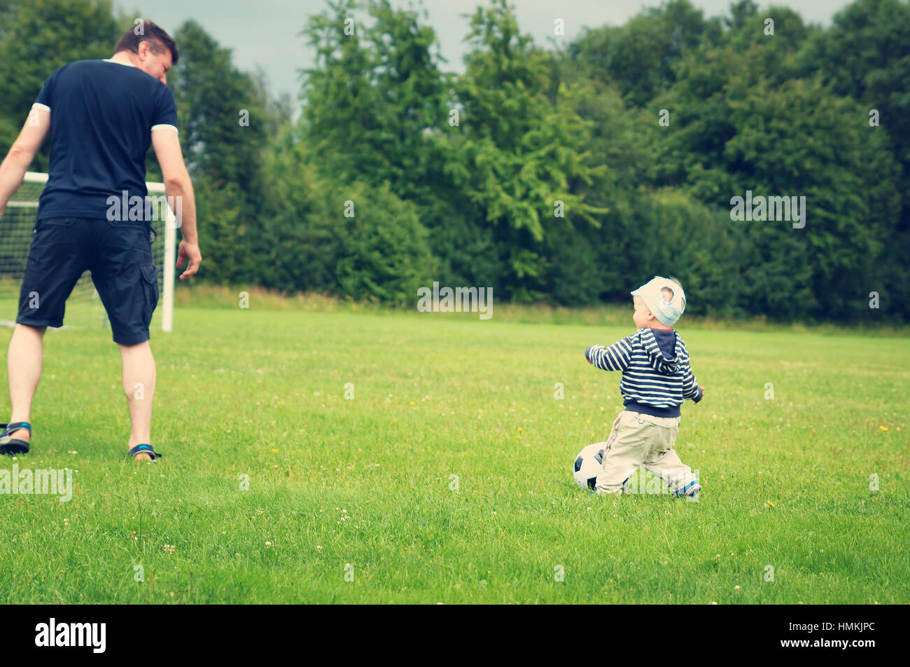 Kleine Jungen spielen Fußball auf dem Spielfeld mit Toren Stockfoto