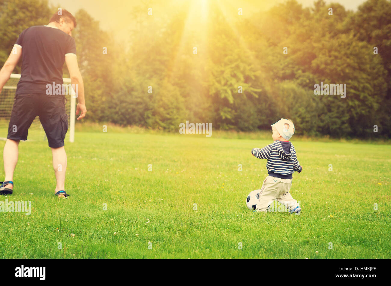 Kleine Jungen spielen Fußball auf dem Spielfeld mit Toren Stockfoto