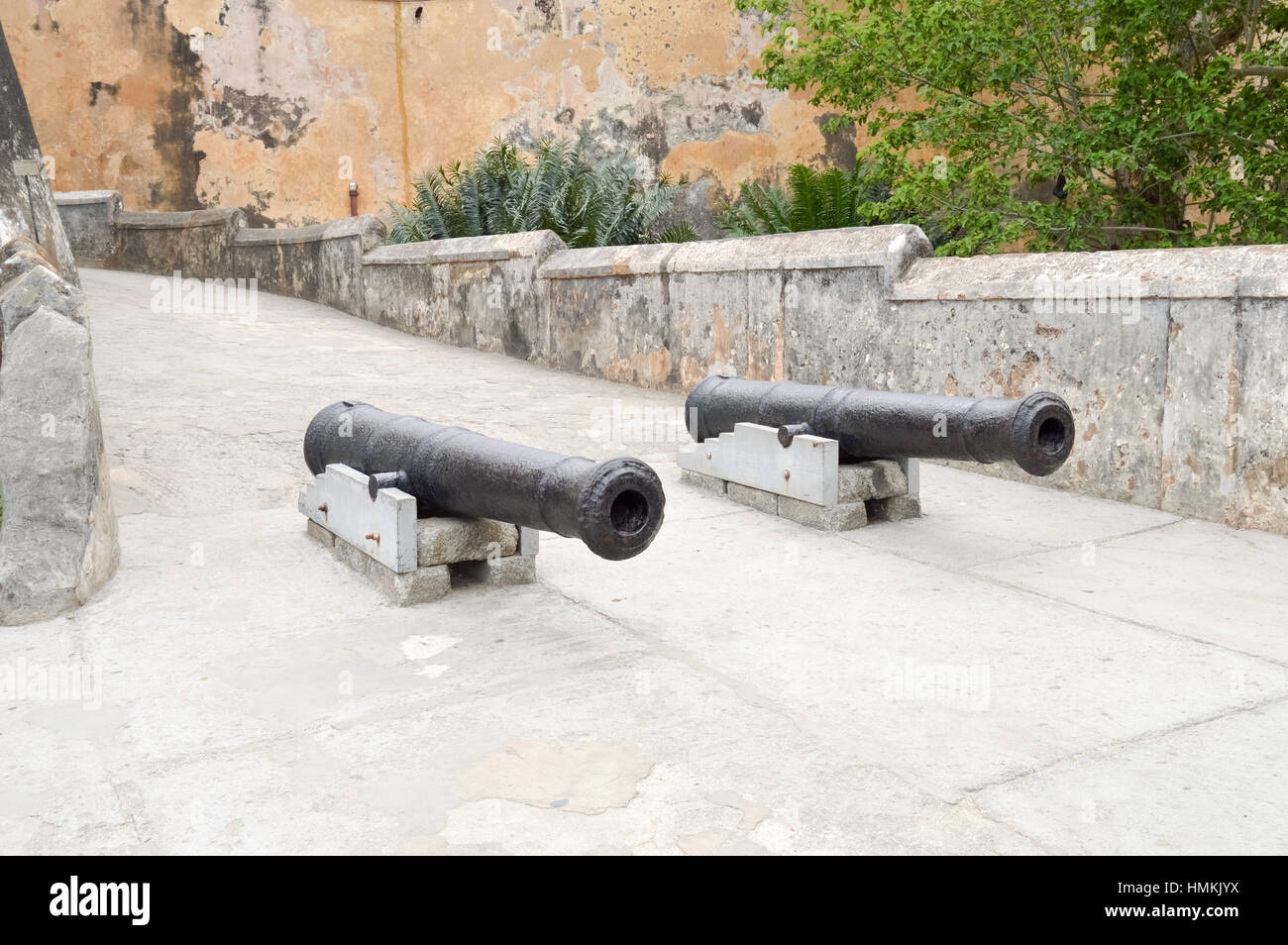Alte gusseiserne Kanonen vor dem Eingang zur Festung Mombasa in Kenia Stockfoto