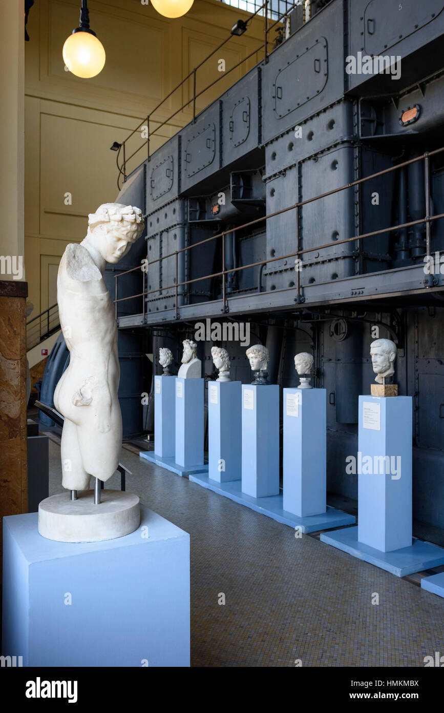 Rom. Italien. Centrale Montemartini Museum, alte römische Skulpturen unter Industriemaschinen der alten Elektrizitätswerk angezeigt.  Für Stockfoto