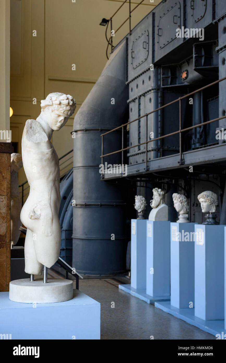 Rom. Italien. Centrale Montemartini Museum, alte römische Skulpturen unter Industriemaschinen der alten Elektrizitätswerk angezeigt.  Für Stockfoto