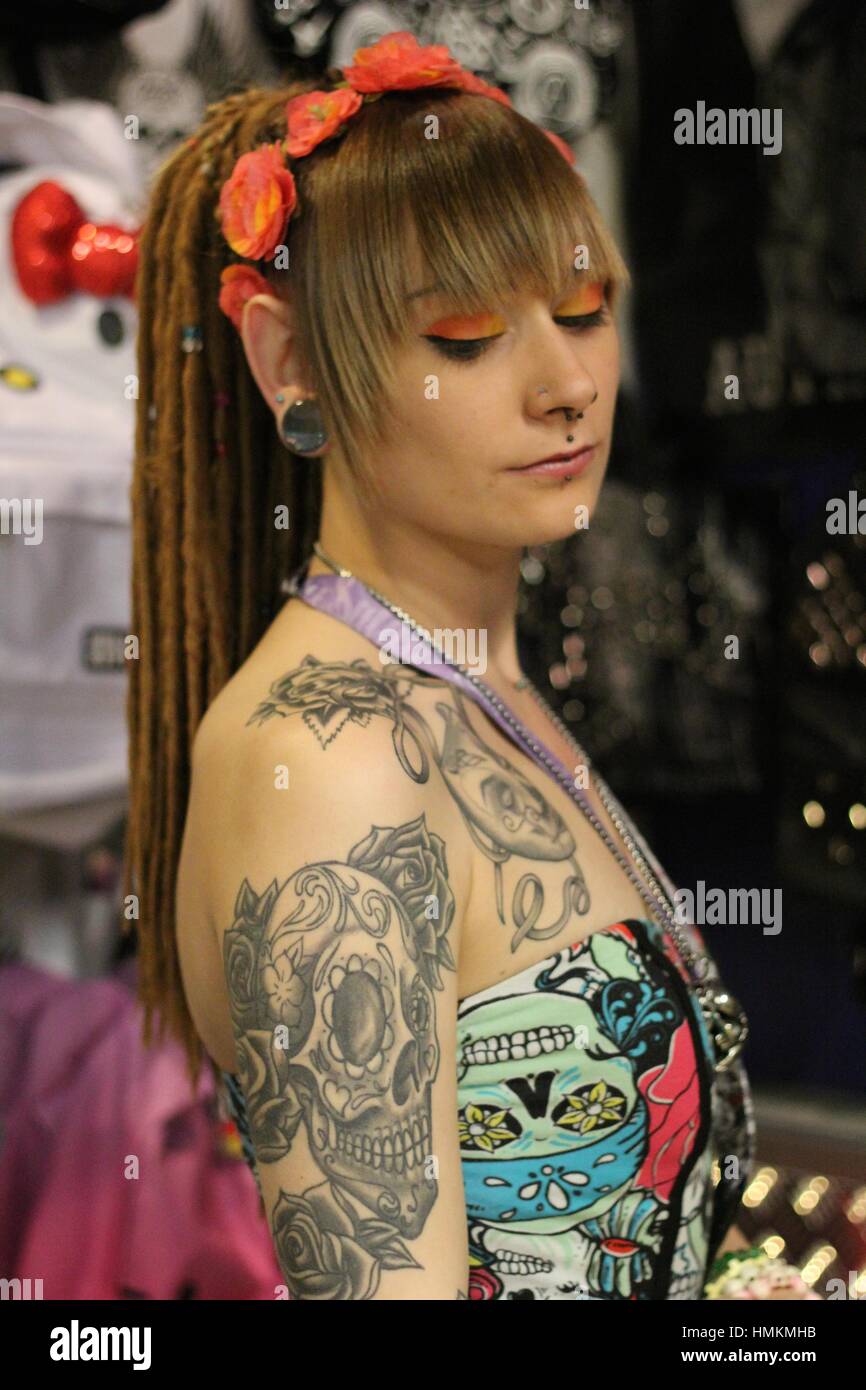 Cardiff UK, 18. Oktober 2014, Rachael George (24), ist ein Piercer von Cardiff, das funktioniert in blauen Banane auf der Queen Street. Stockfoto
