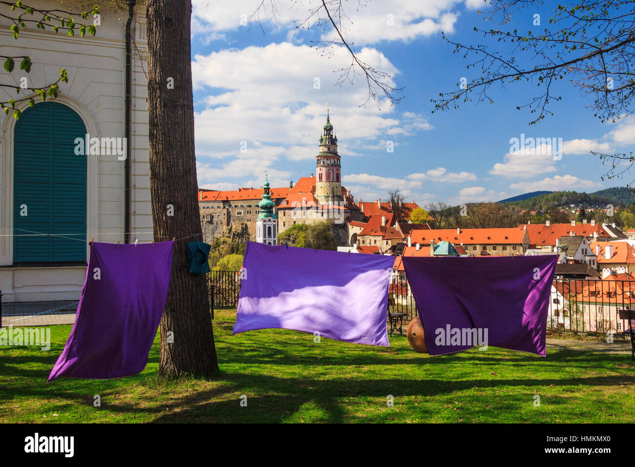 Cesky Krumlov Panorama mit aufgehängt Wäsche im Vordergrund. Cesky Krumlov, Böhmen, Tschechien. Stockfoto