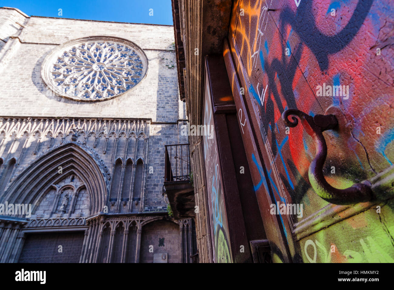 Fassade der Kirche Santa María del Pi und Graffitis auf eine Bilding am Placa del Pi Quadrat, Barri Gòtic, Barcelona, Spanien Stockfoto