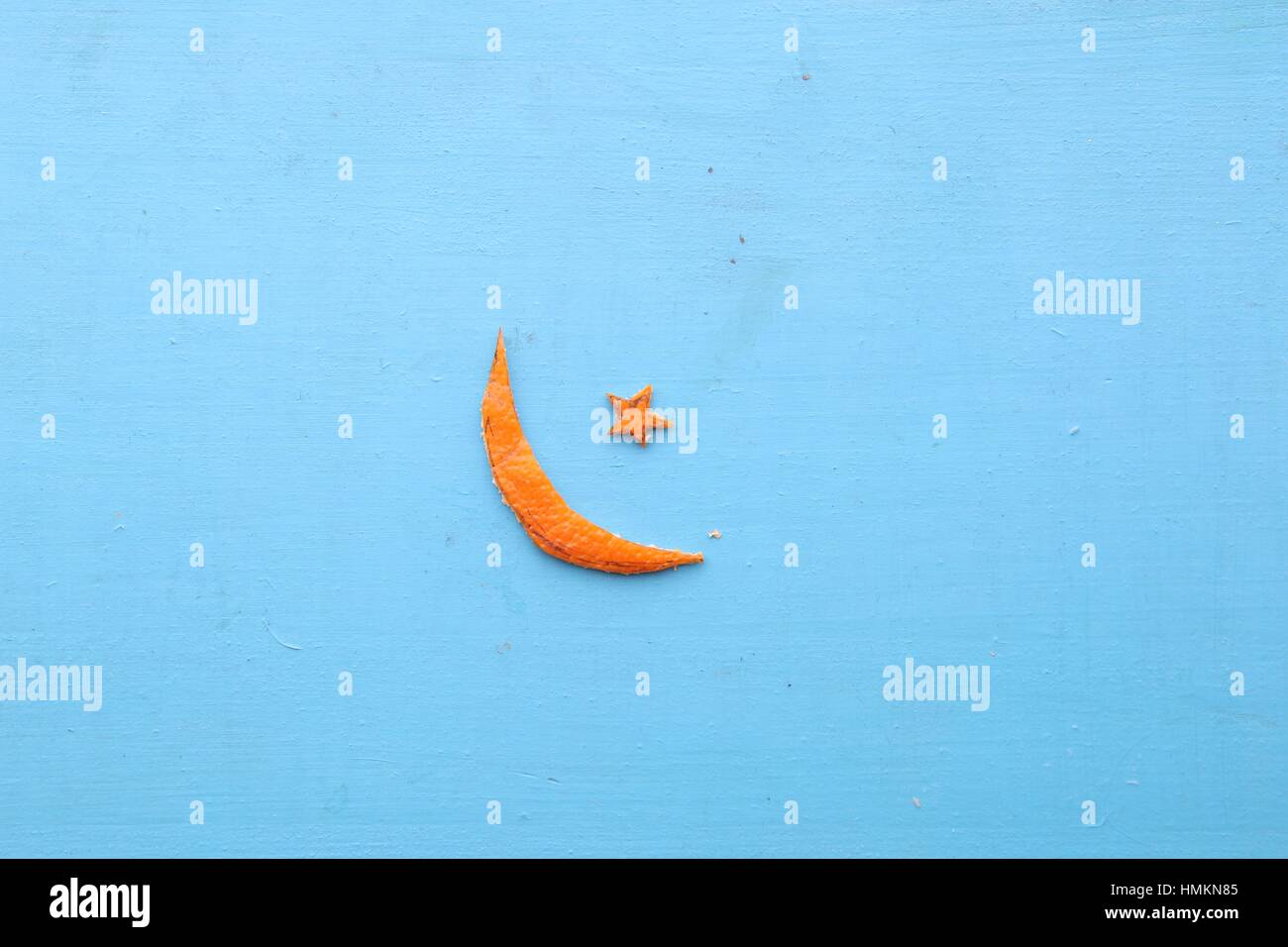 Stofflampen Sie Mond und Sterne auf blauem Hintergrund für Fastenmonats Ramadan Kareem. Kreative Idee. Stockfoto