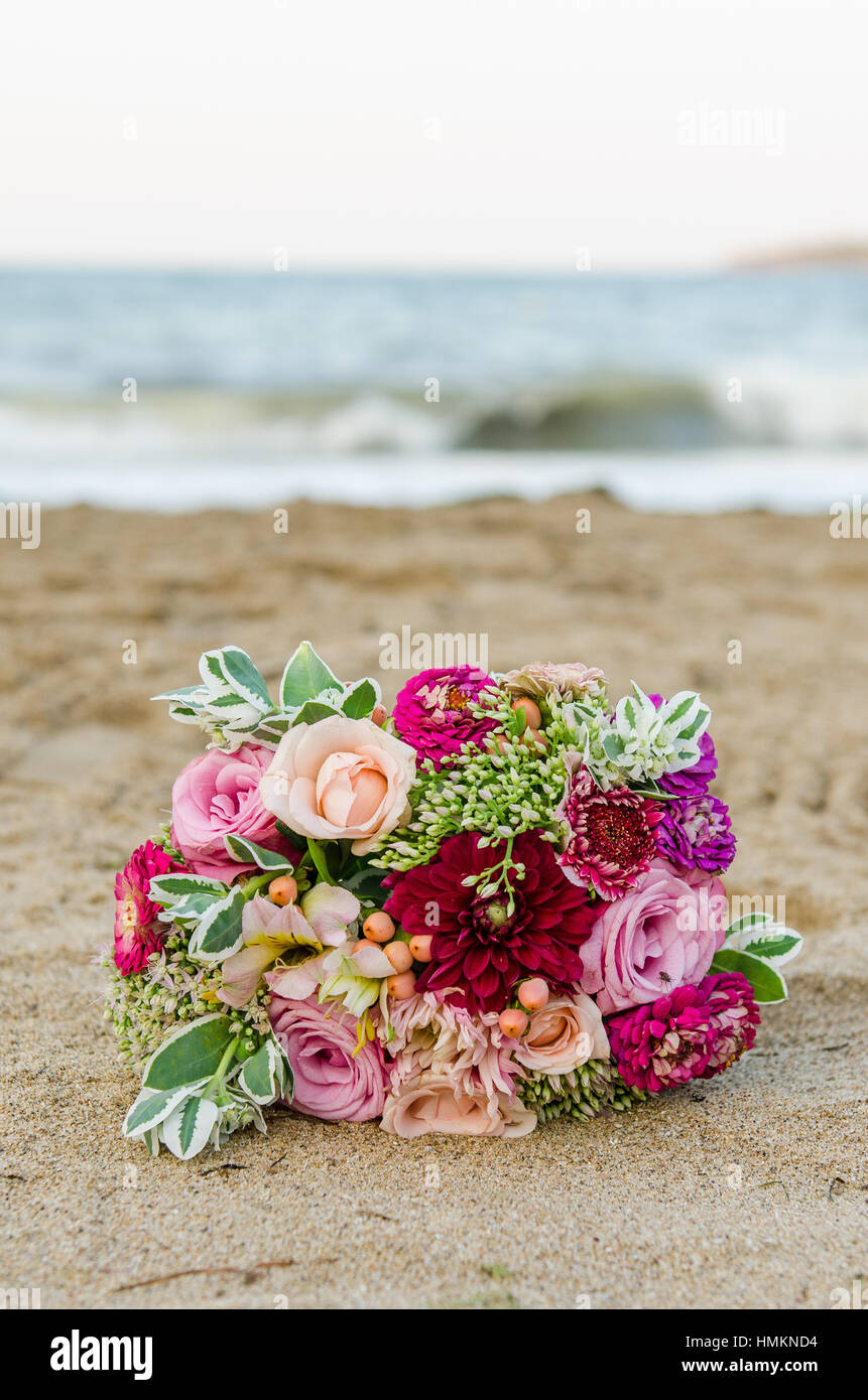 Bunte Hochzeit Bouquet aus Rosen. Rosa, rot und grün. Strand Hochzeit. Stockfoto