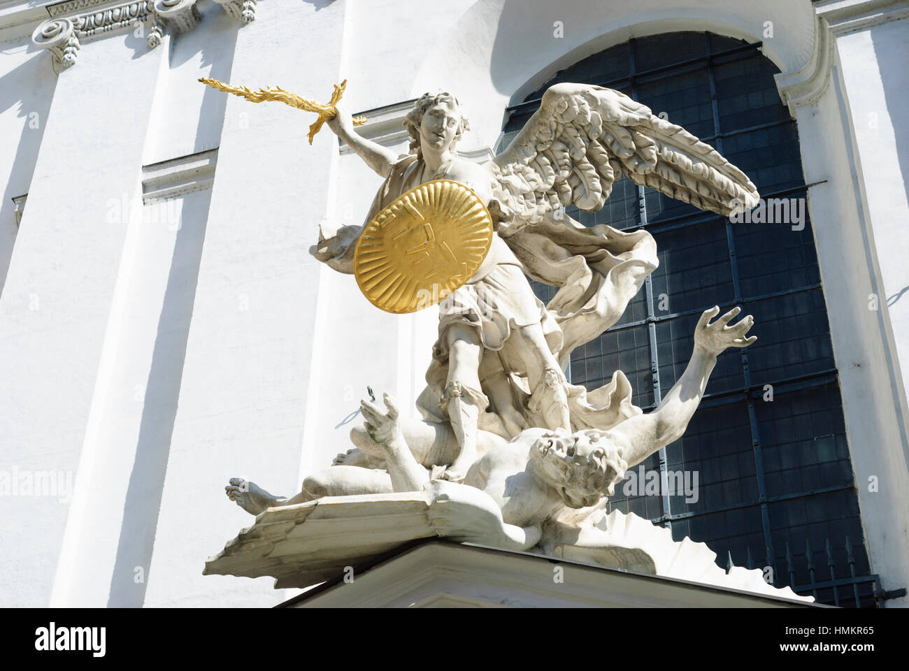 Wien, Wien: Michaelerplatz; Engel fallen in der Kirche Michaelerkirche, 01. Old Town, Wien, Österreich Stockfoto