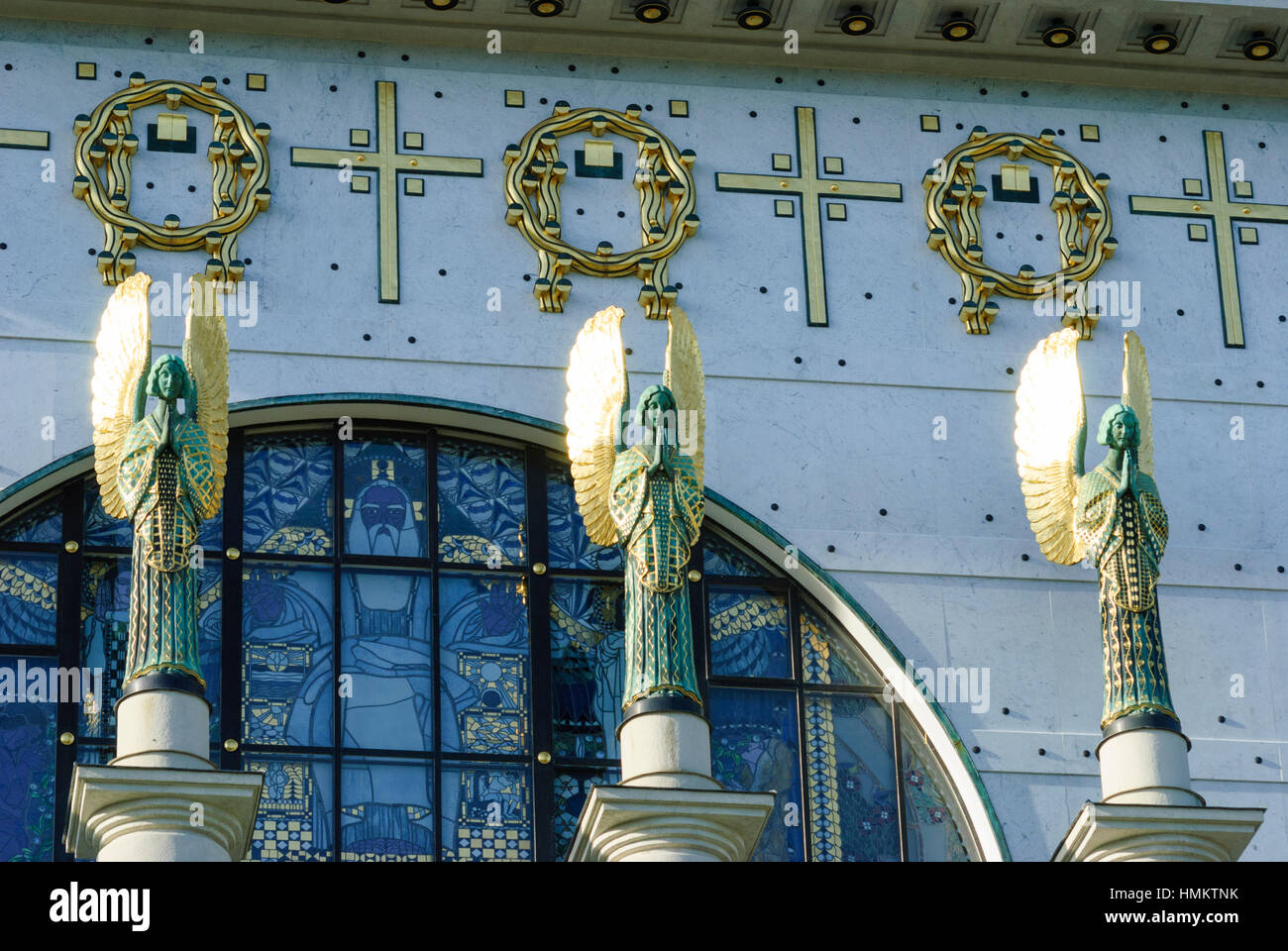 Wien, Wien: Kirche am Steinhof (Architekt Otto Wagner); Engel Figuren über dem Hauptportal, 14., Wien, Österreich Stockfoto