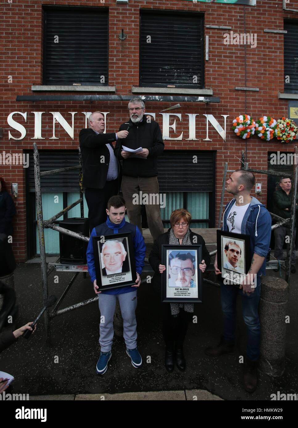 Sinn Féin Führer Gerry Adams (rechts) spricht während eines Ereignisses gedenken im Sinn Féin Falls Road Hauptquartier zu drei Arbeiter Partei erinnern, die im Büro vor 25 Jahren getötet wurden. Stockfoto