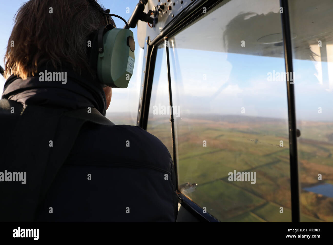 ein Blick aus dem Inneren des Cockpits ein Piper Supercub PA18 Leichtflugzeug fliegen bei 1500 Fuß Stockfoto
