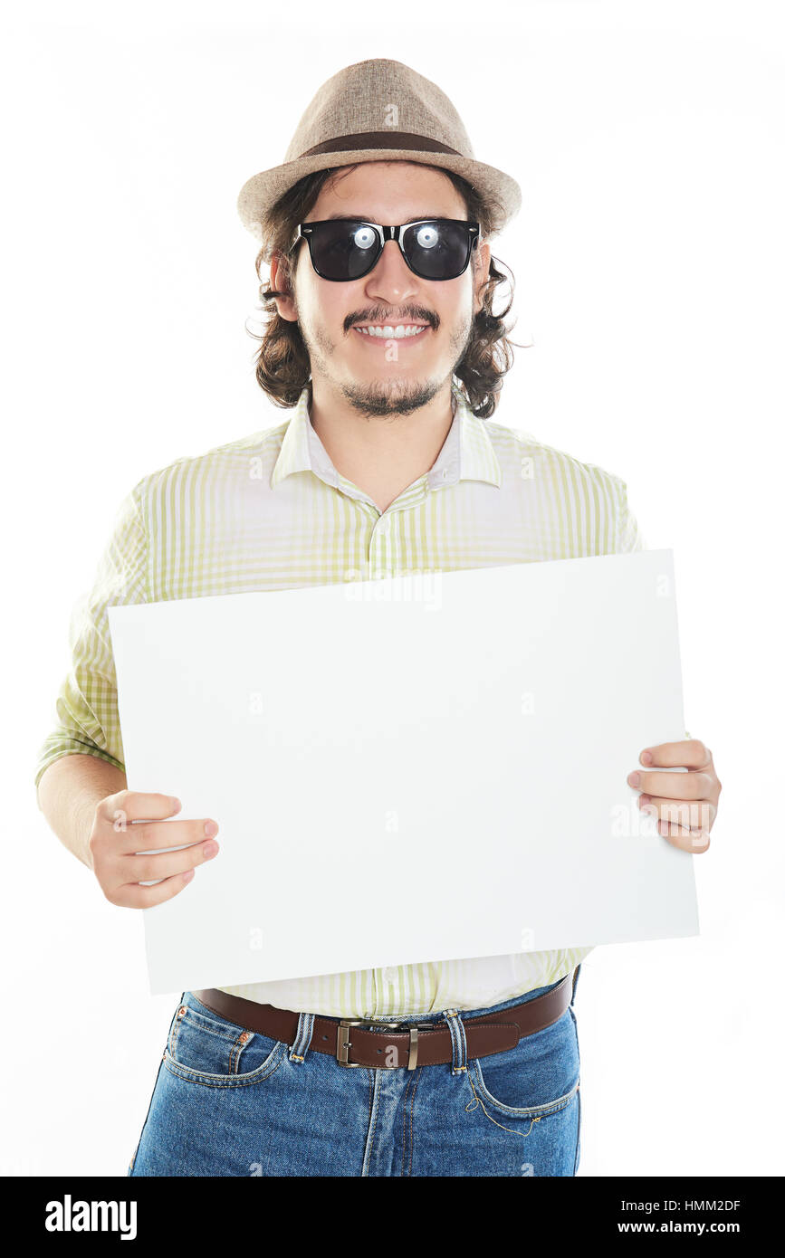 lächelnd Mann in Hut halten leeren Brett isoliert Stockfoto