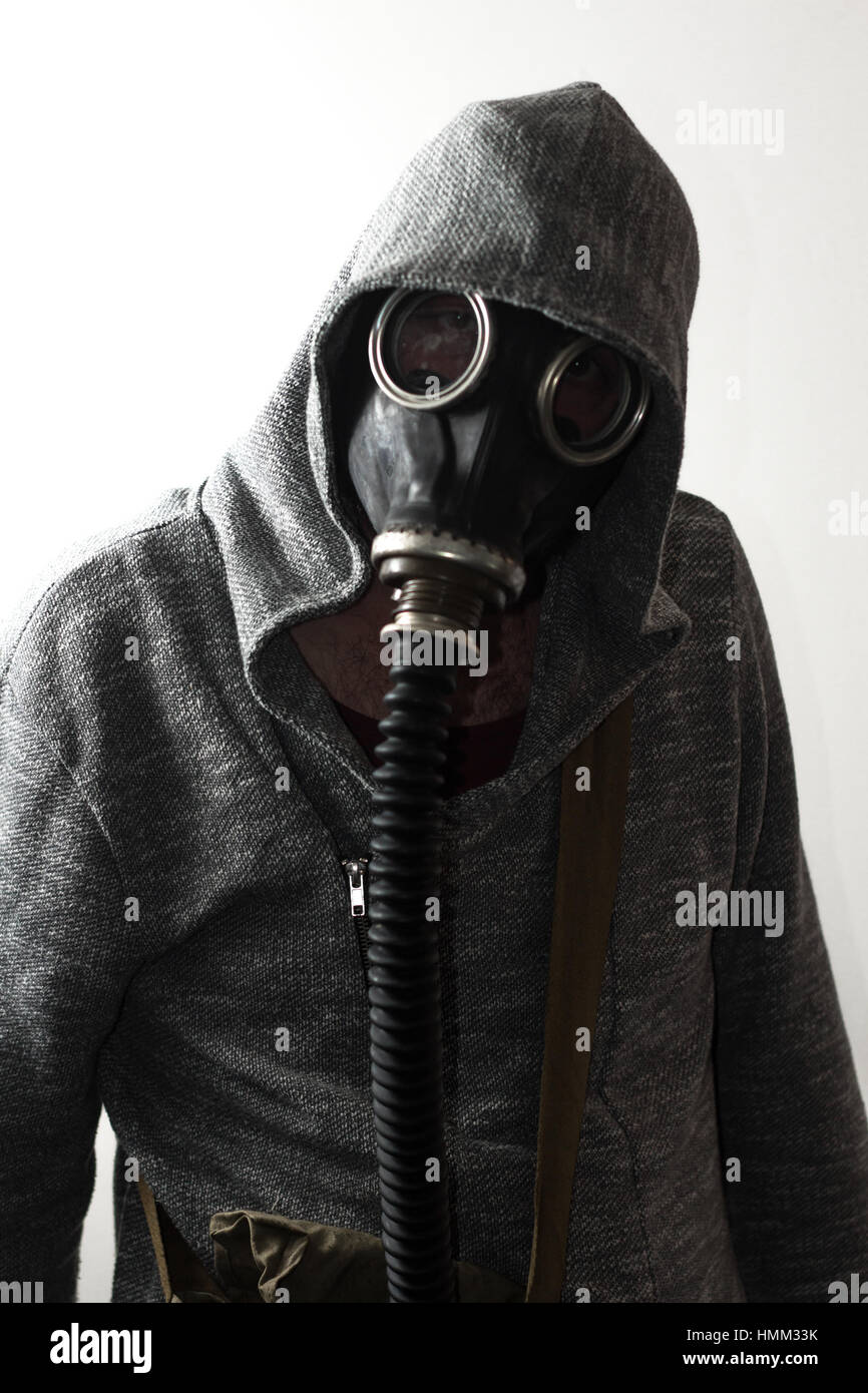 Beängstigend Mann trägt authentische Russische Gasmaske mit Schlauch atmen  Stockfotografie - Alamy