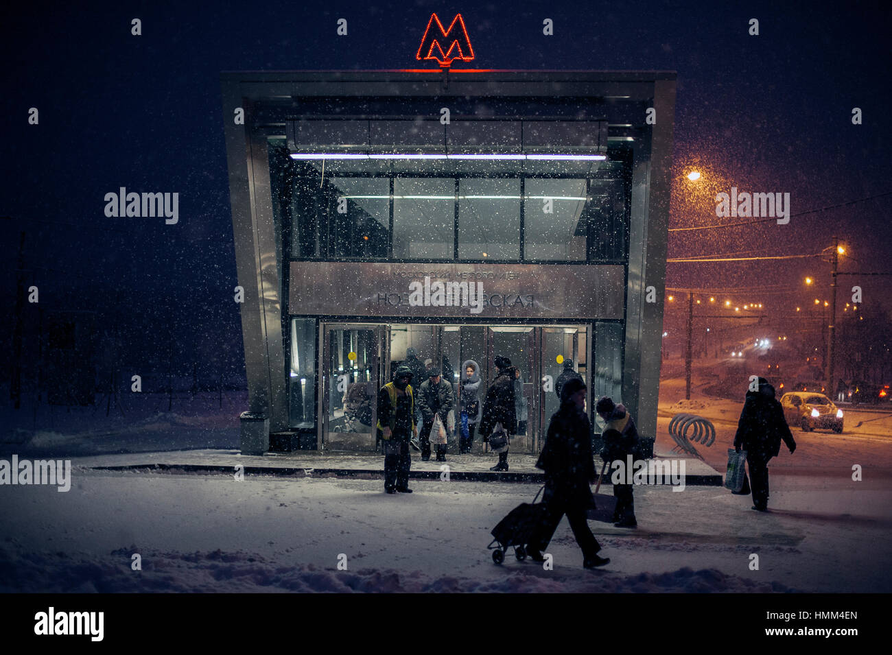 Blick auf den Eingang zur Metro-Station Novoyasenevskaya in Moskau-Stadt während eines schweren Schneefalls, Russland Stockfoto