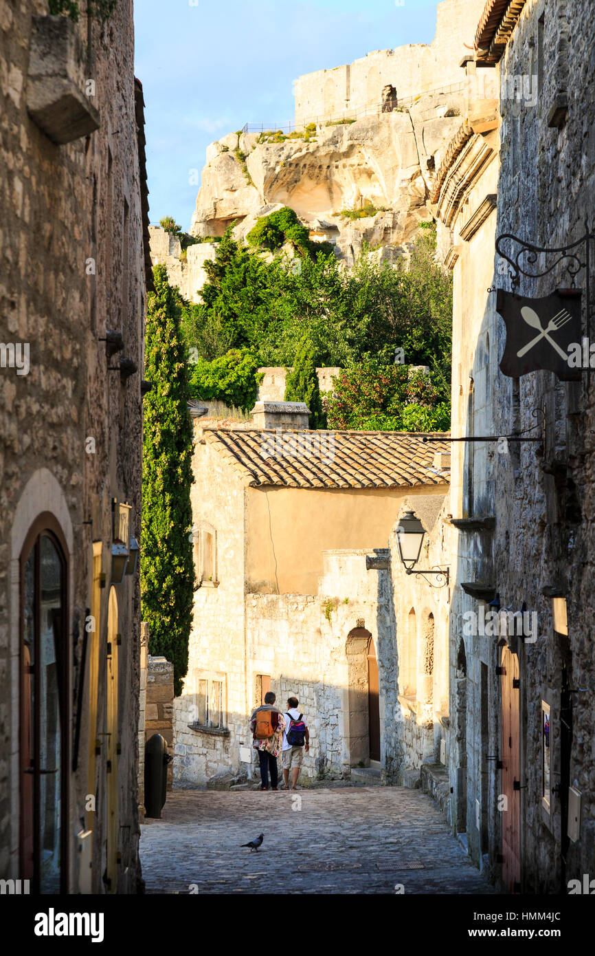 paar erkunden engen Gassen von Les Baux de Provence, Provence, Frankreich Stockfoto