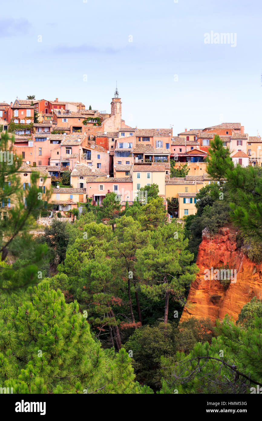 Blick auf die ockerfarbenen Ton Klippen und das Dorf von Rousillion, der Luberon, Provence, Frankreich Stockfoto