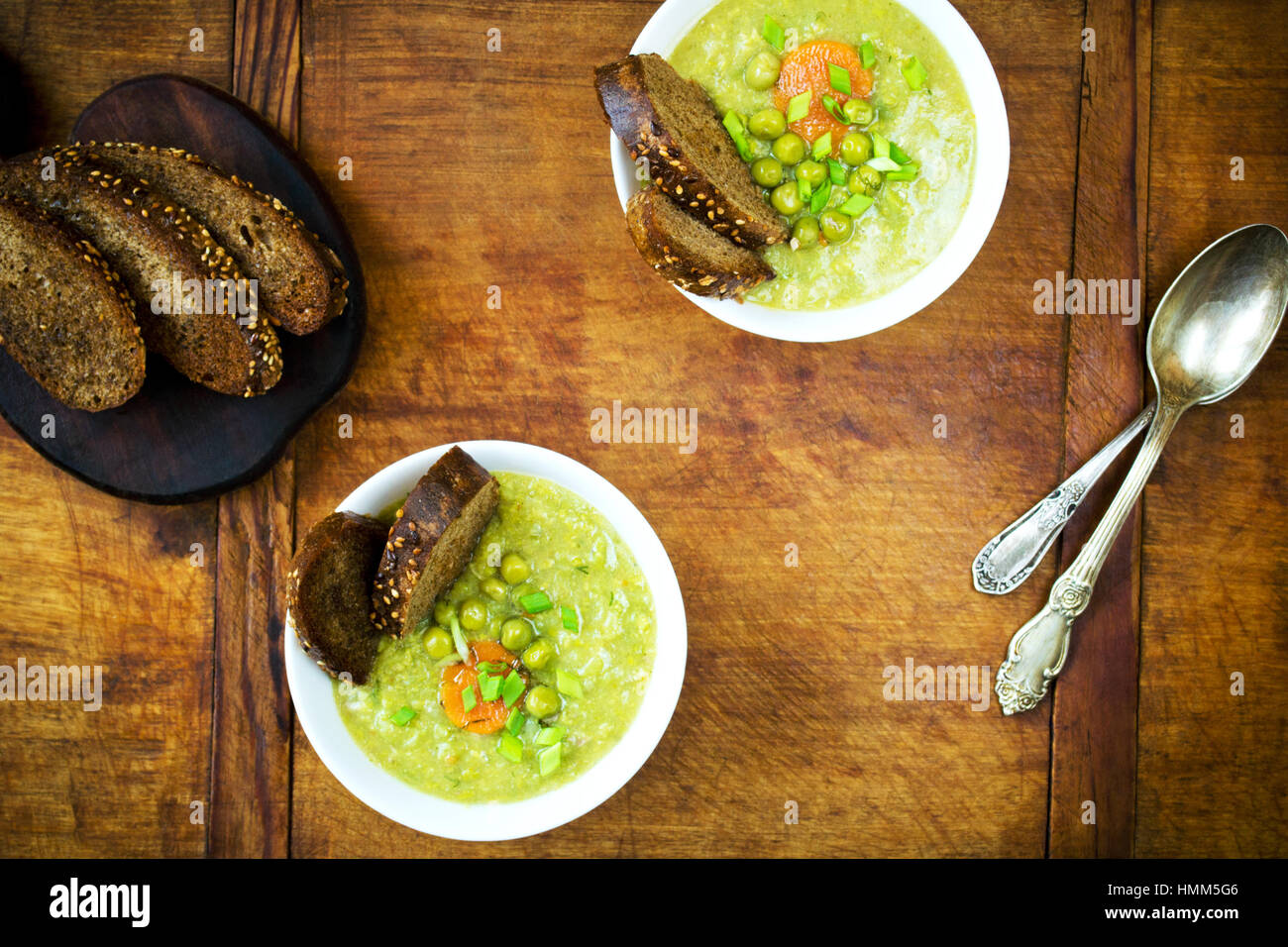 Sommer Gemüse Suppe mit grünen Erbsen Stockfoto