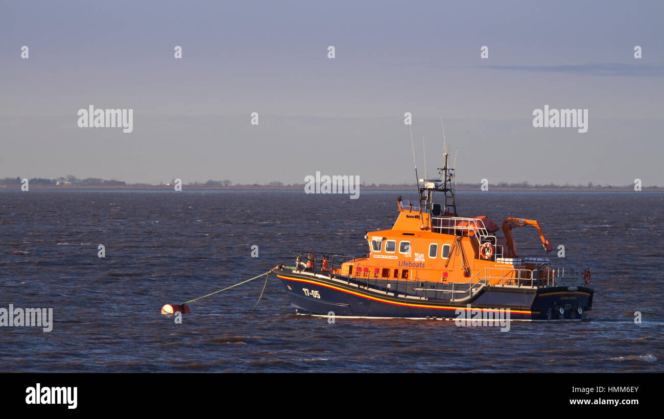 RNLI-Rettungsboot vor Spurn Point, East Yorkshire, UK Stockfoto