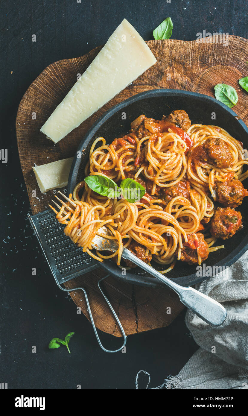 Spaghetti mit Meatballas, Basilikum und Parmesan in schwarze Platte Stockfoto