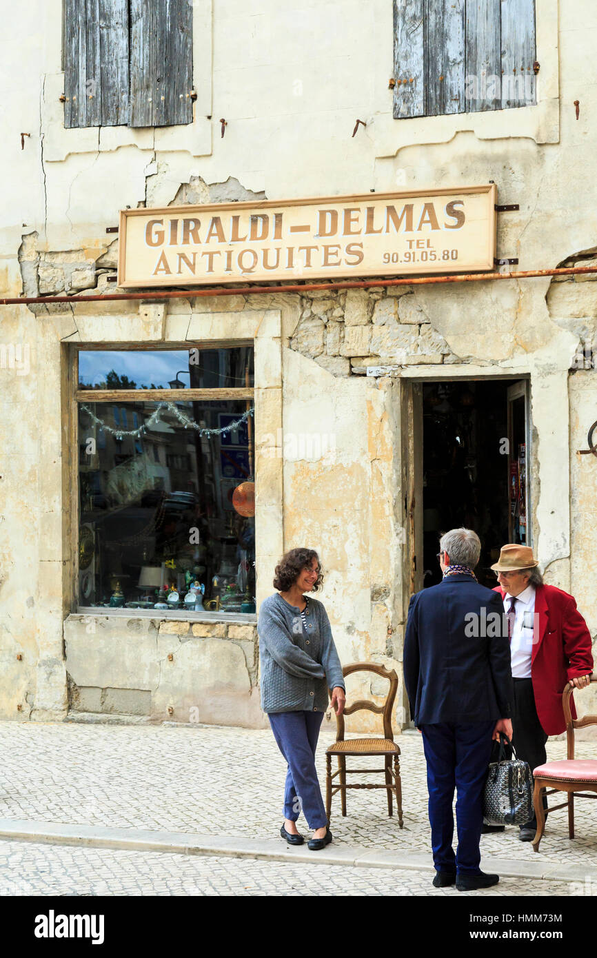 Einheimische sprechen außerhalb ein Antiquitätengeschäft in alten Tarascon, Provence, Frankreich Stockfoto