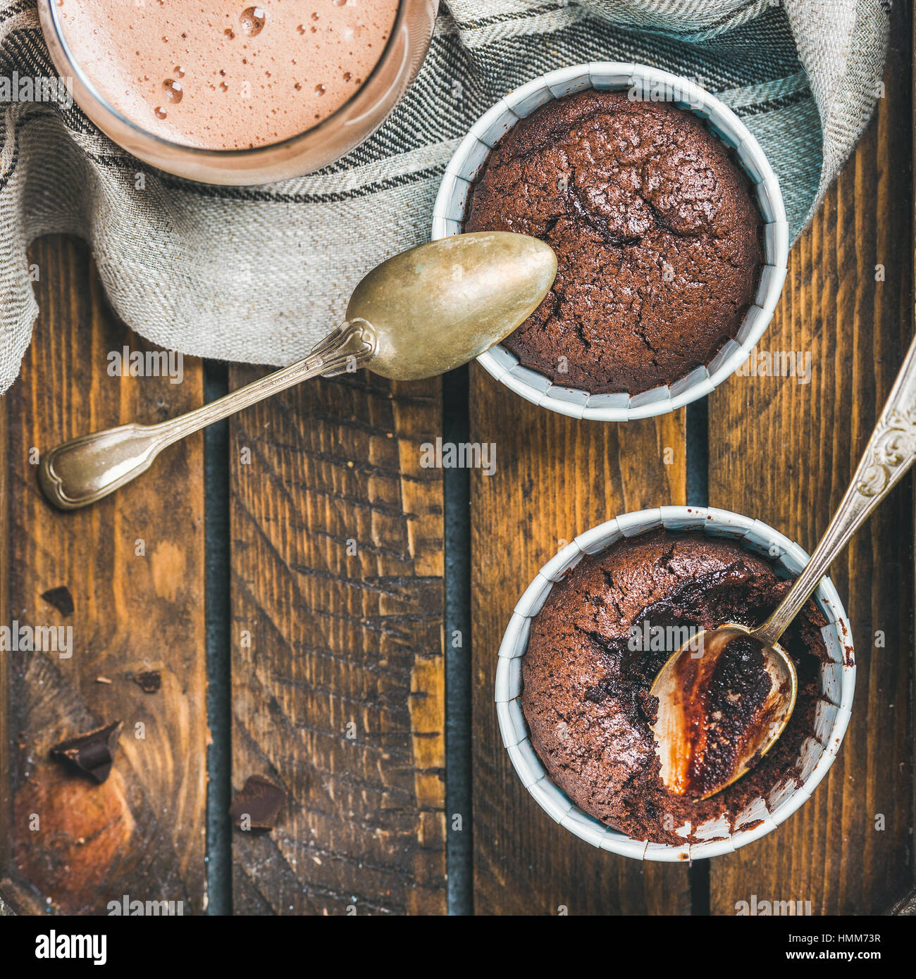 Schokolade Soufflee in Backen, Tassen und Mokka, quadratische Ernte Stockfoto