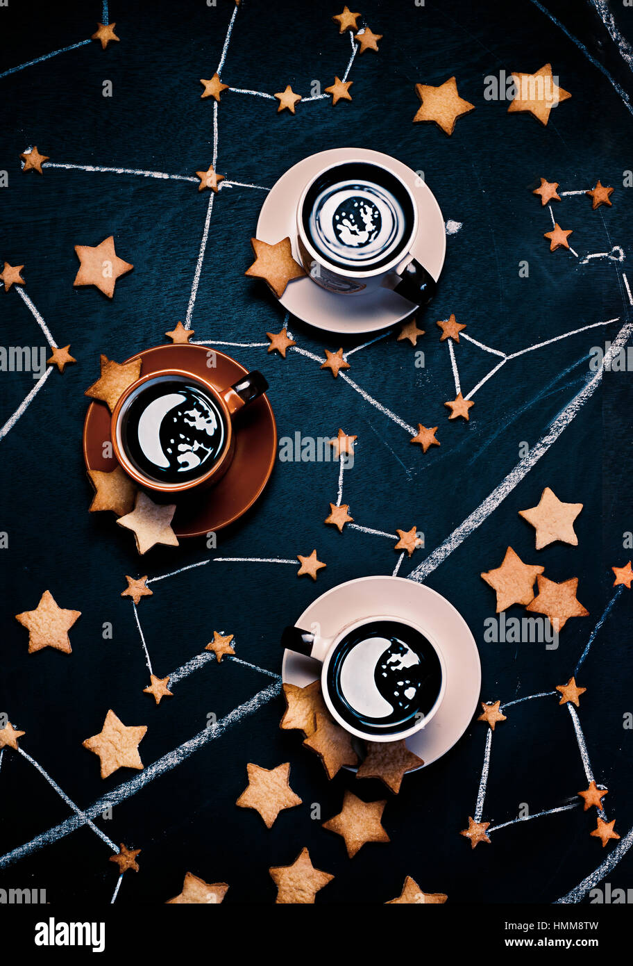 Kaffee Mondaufgang mit sternförmigen cookies Stockfoto