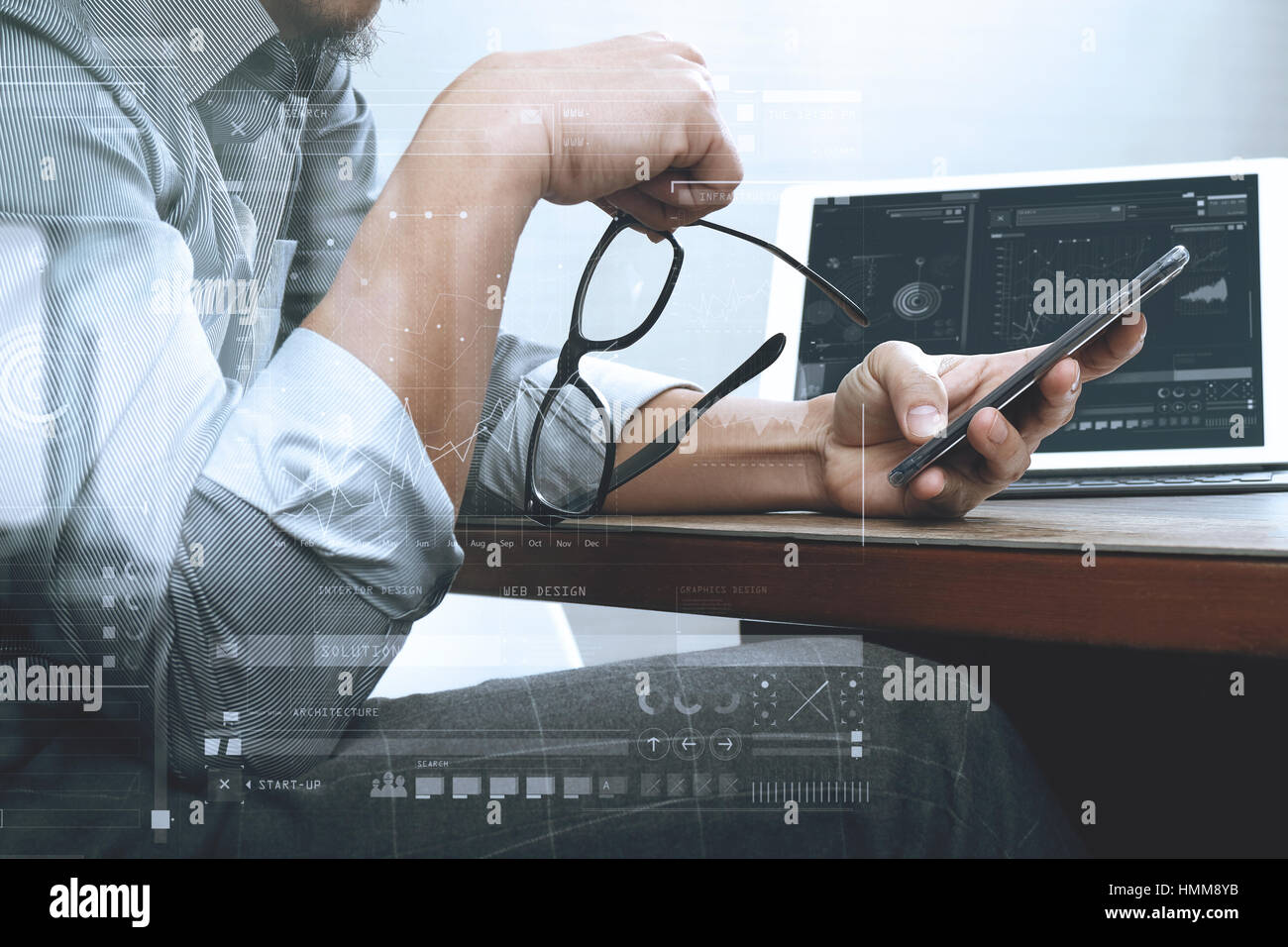 Erfolg Geschäftsmann Hand mit Brillen, Smartphone, Digital tablet Docking-smart-Tastatur auf Holz Schreibtisch Stockfoto