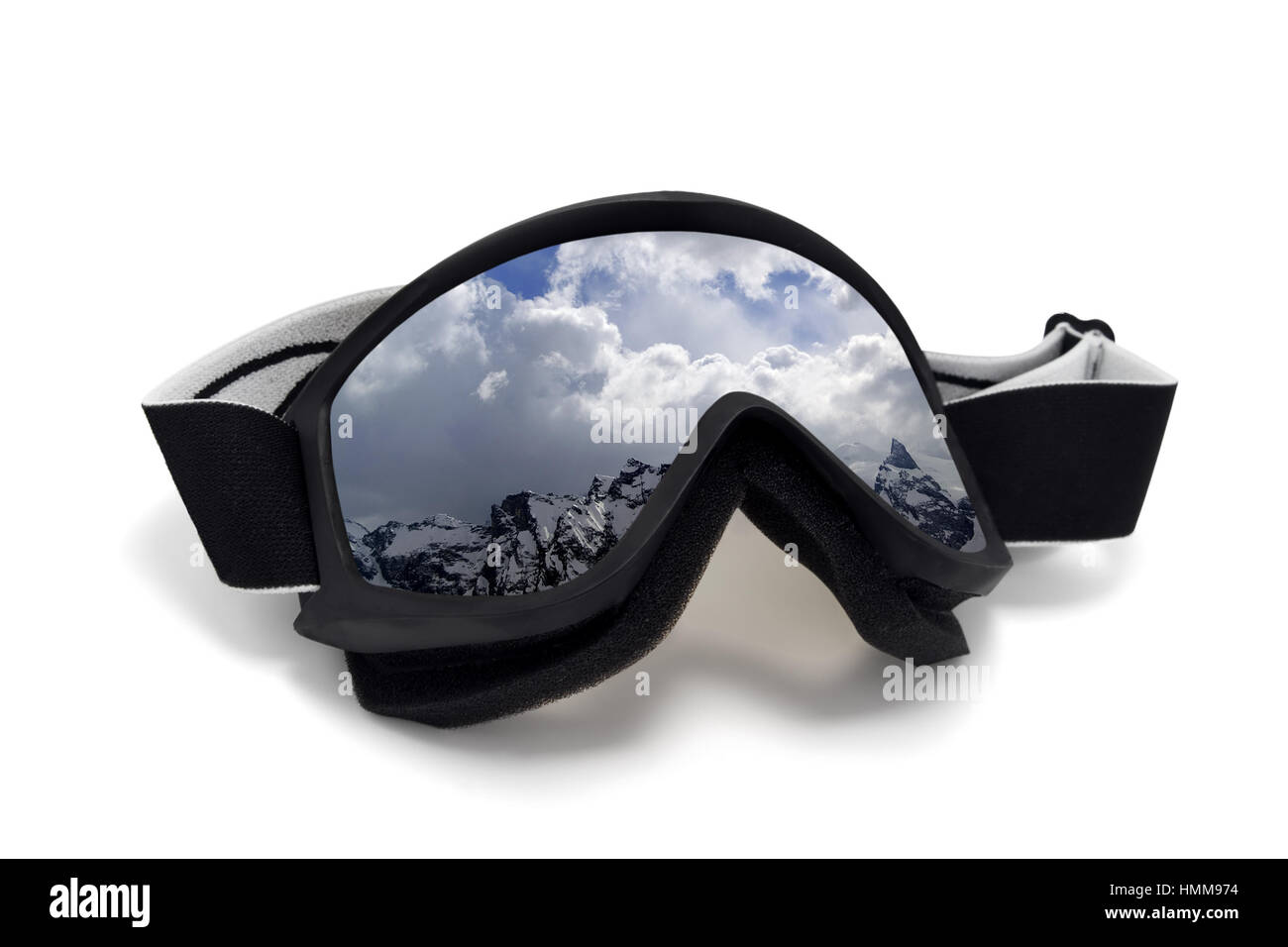 Skibrille mit Reflexion der Winter Schneeberge. Isoliert auf weißem Hintergrund Stockfoto