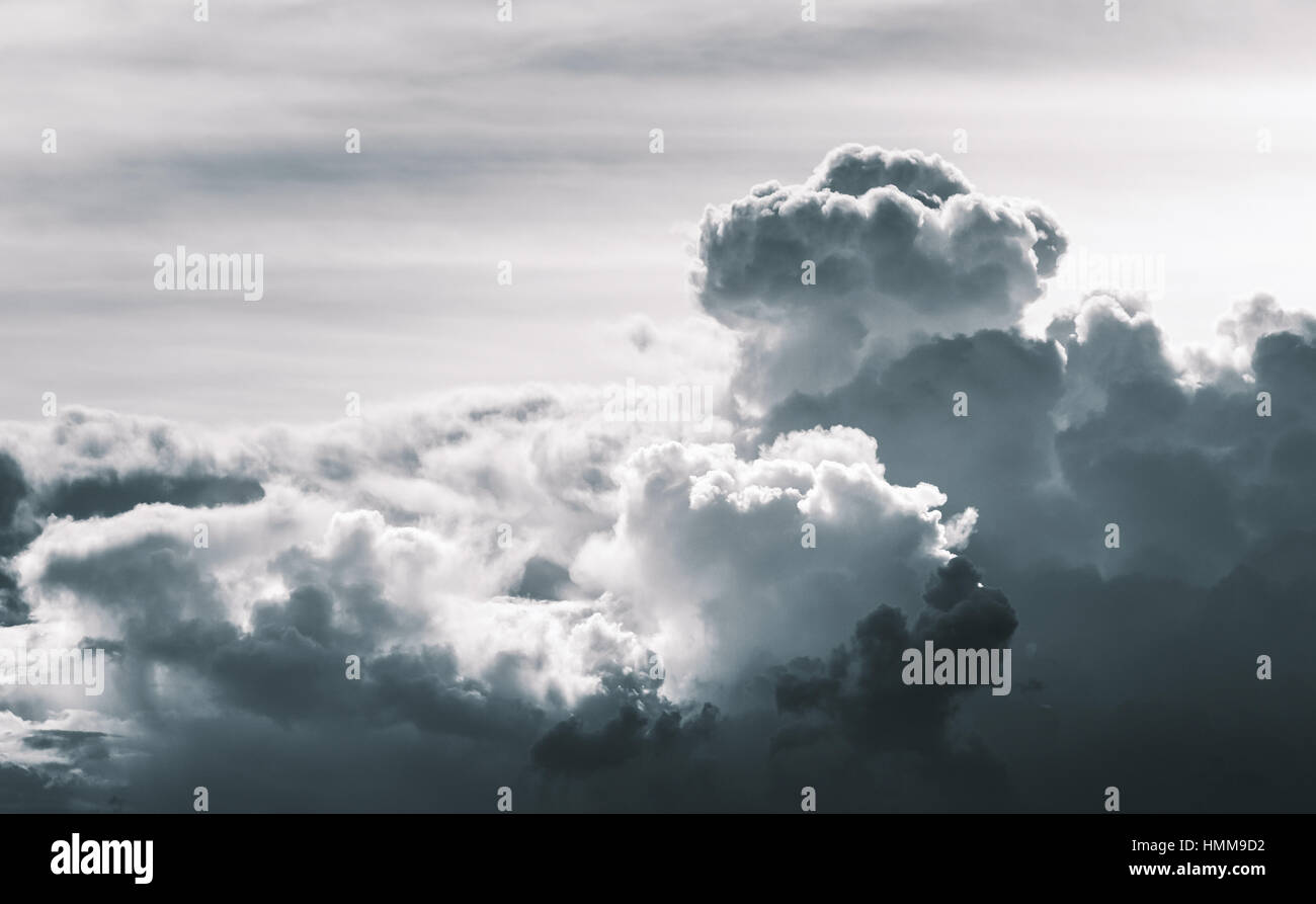 Dunkle Wolke erweitern von weht der Wind am bewölkten Himmel in entsättigt Farbton. Stockfoto