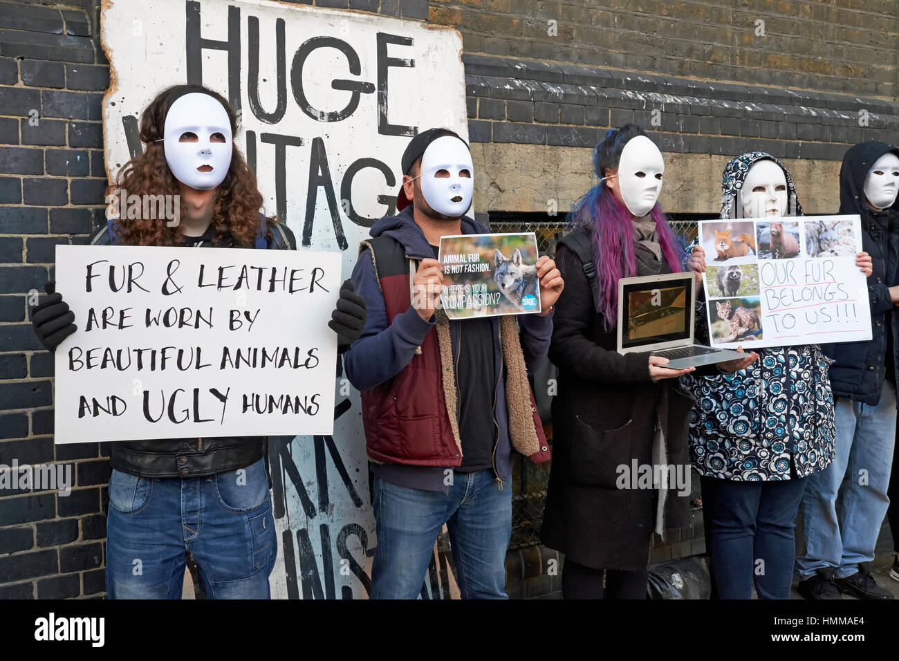 Tierrechte Aktivisten demonstrieren gegen den Handel mit Pelzen und Leder. Brick Lane, London, UK. Stockfoto