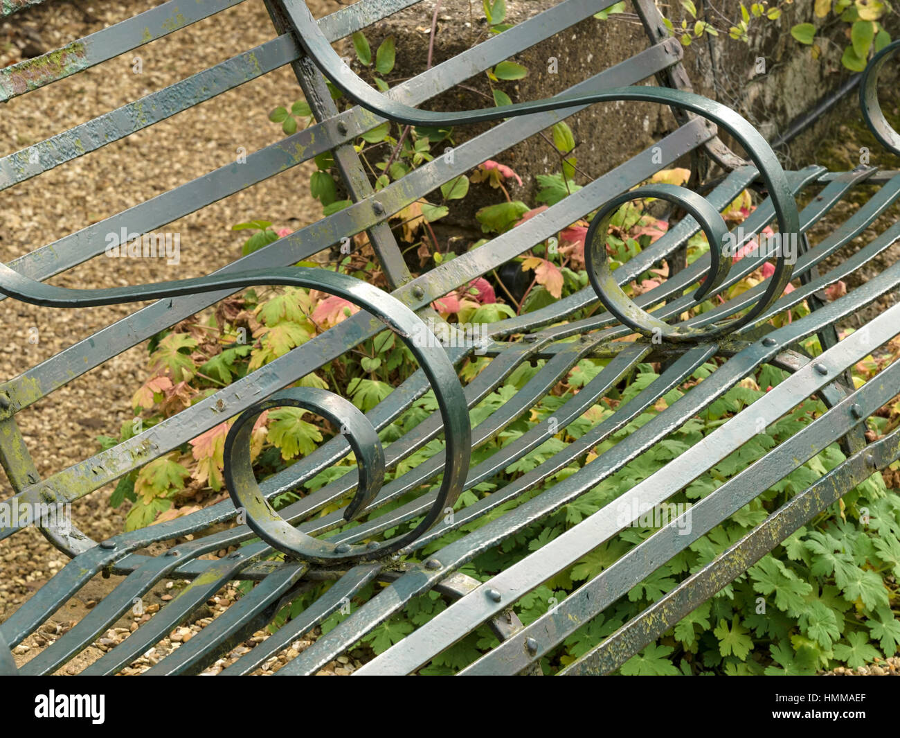 Abstrakten Detail der verbogene Lamellen und Schriftrollen auf Schmiedeeisen Metall Garten Sitzbank Stockfoto