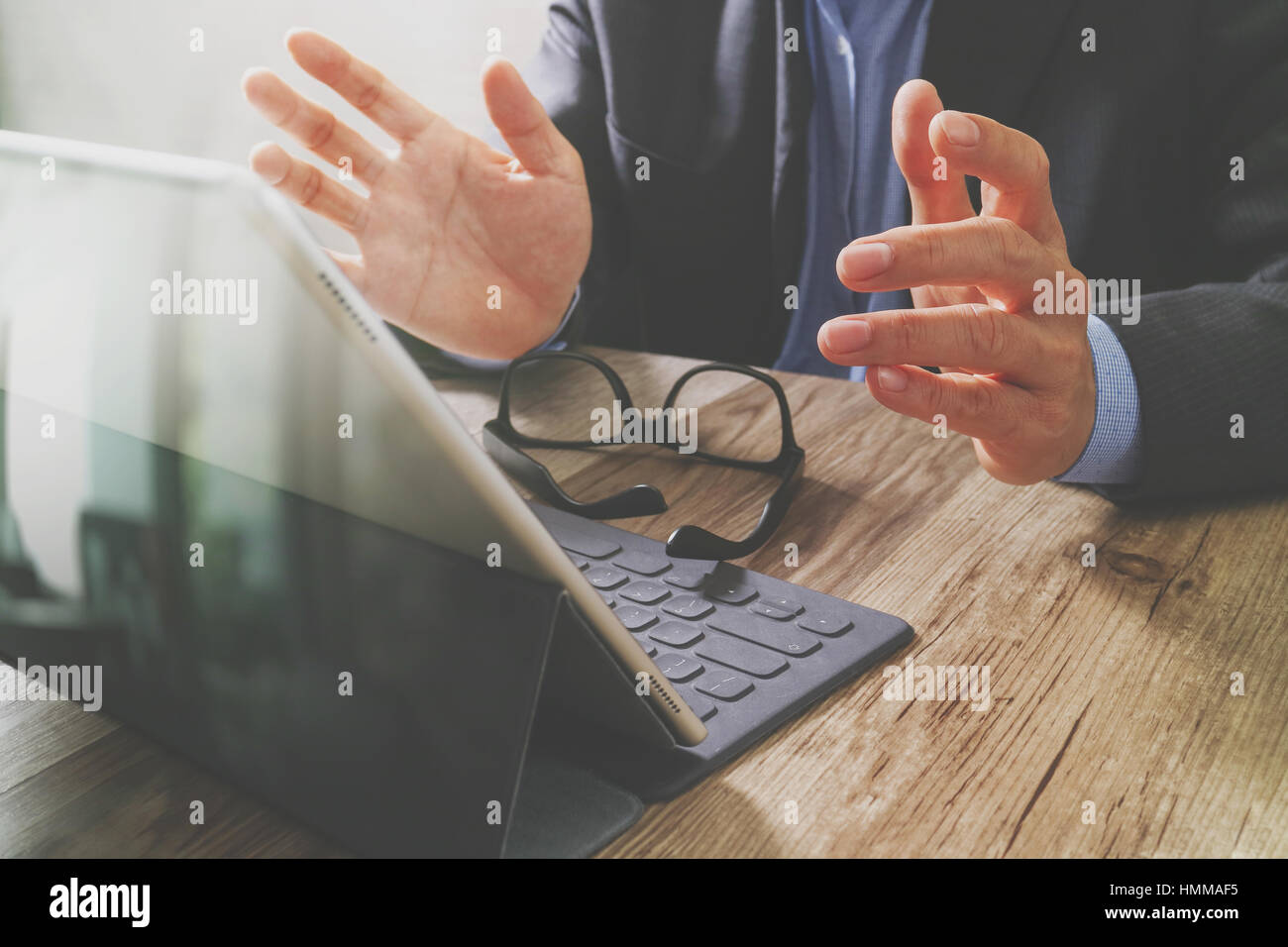 Erfolg Geschäftsmann Hand mit Brillen, digital-Tablette Docking-smart-Tastatur auf Holz Schreibtisch, Filter-Effekt Stockfoto