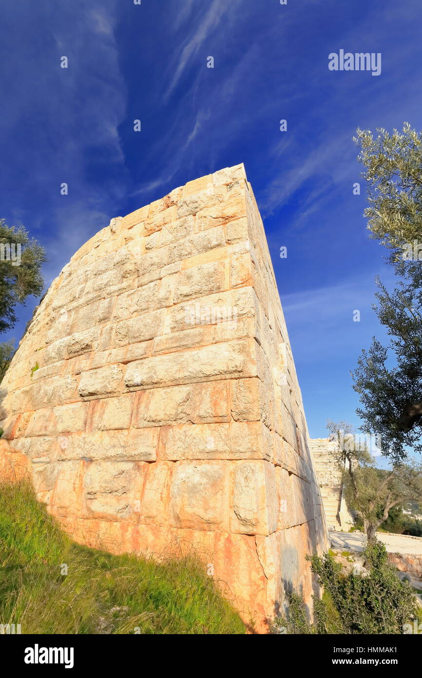 Restaurierte SW-Ecke mit Blick aufs Meer von der 1st.quarter-1st.century BC datiert hellenistische Theater mit hufeisenförmigen Zuschauerraum-Runde Orchester-Separat Stockfoto