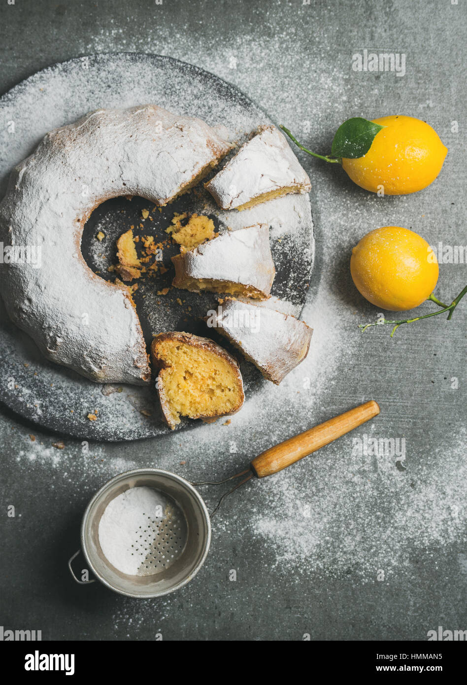 Hausgemachte glutenfreie Zitronen Gugelhupf mit Puderzucker und Sieb Stockfoto