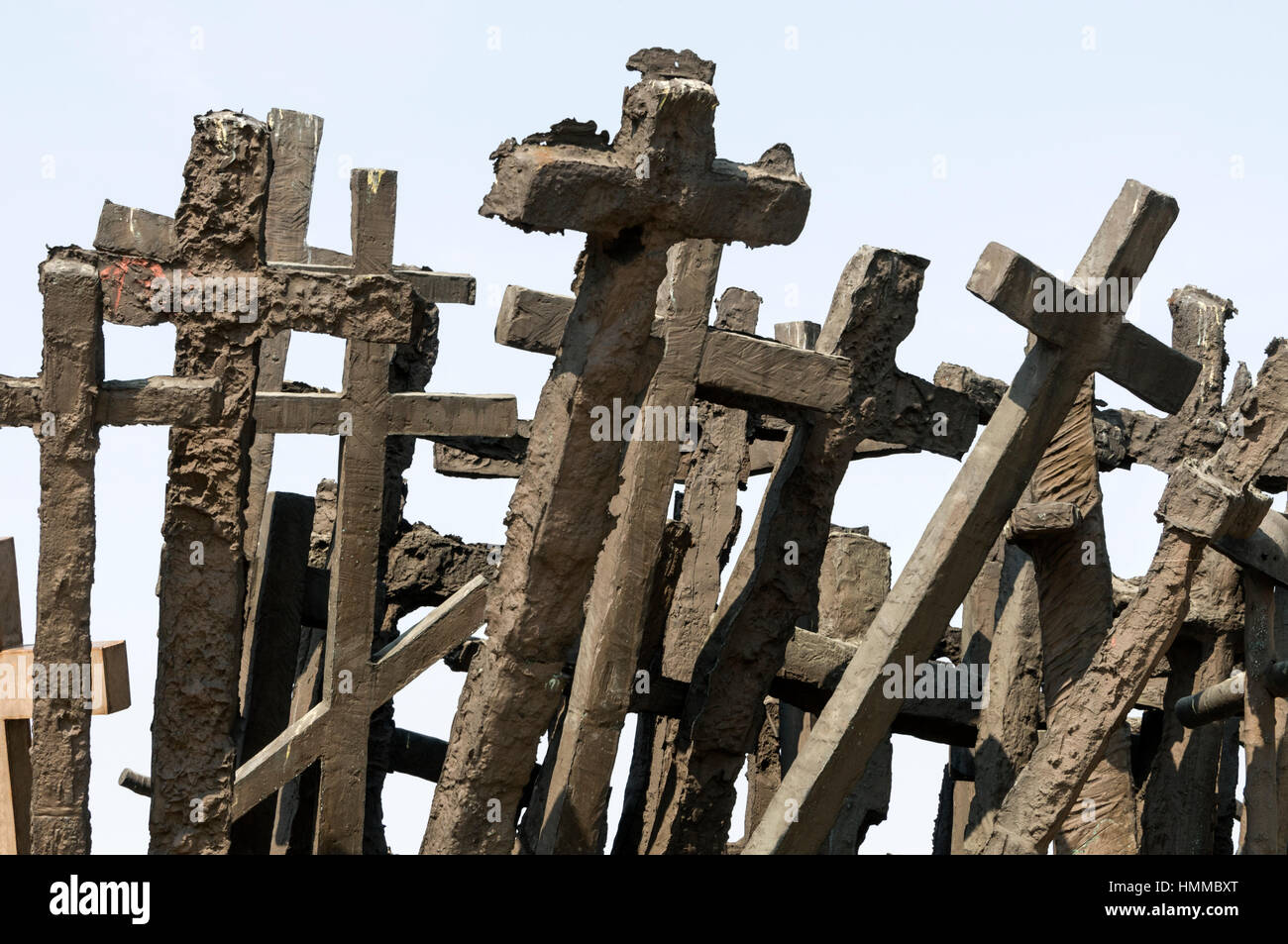 Der Bronzeguss Denkmal eines Bahn-LKW voller Kreuze Vertretung zu den Deportierten in Ostsibirien Stockfoto