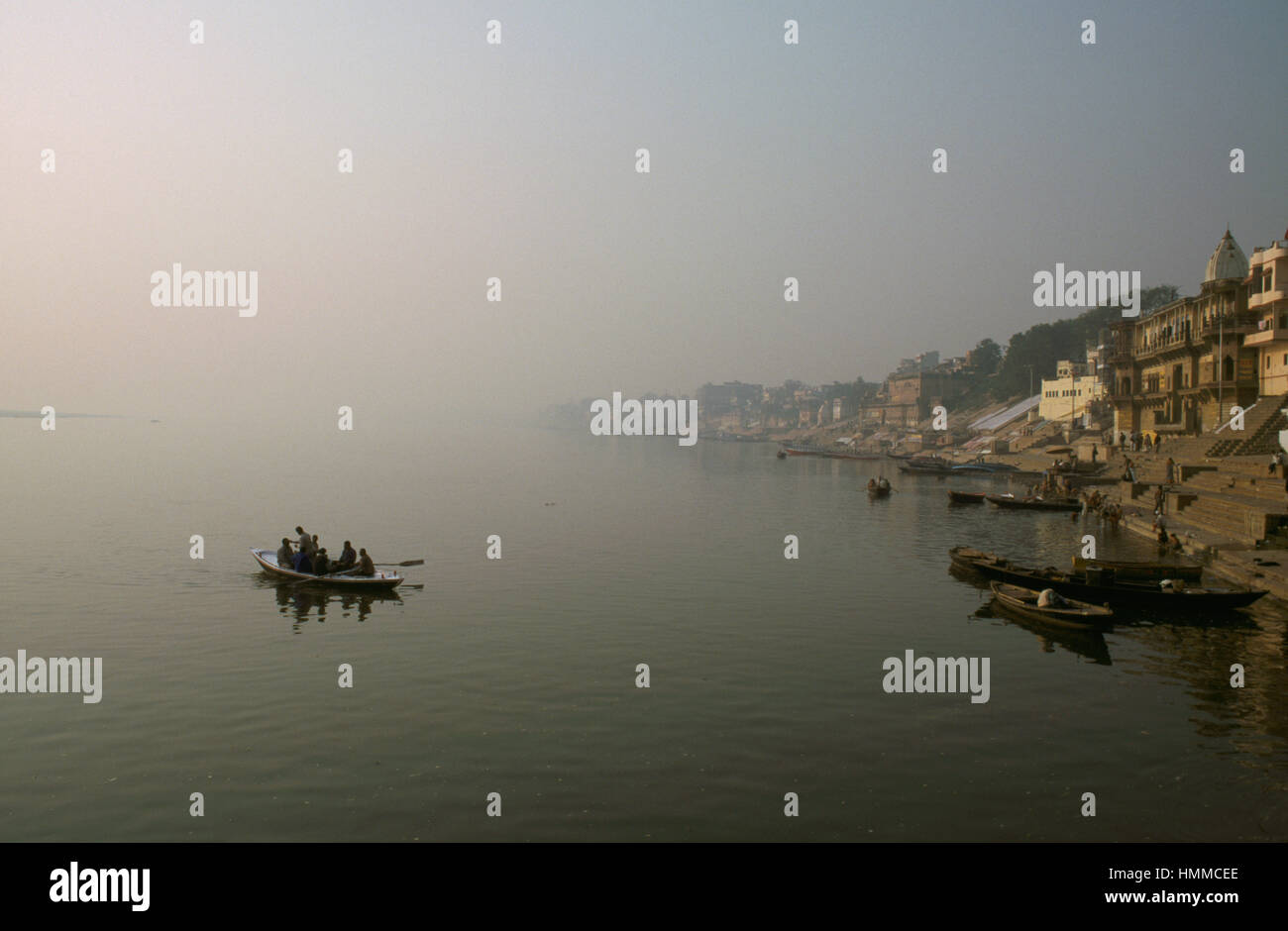 Sunrise-Blick auf den Fluss Ganges in Varanasi in Indien Stockfoto