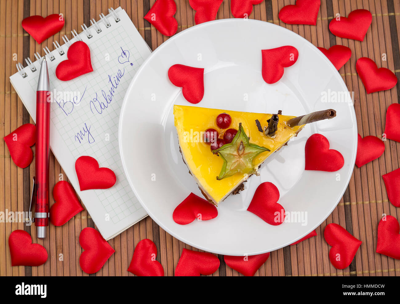 Kuchen und roten Herzen geschrieben Liebesbekundung Stockfoto
