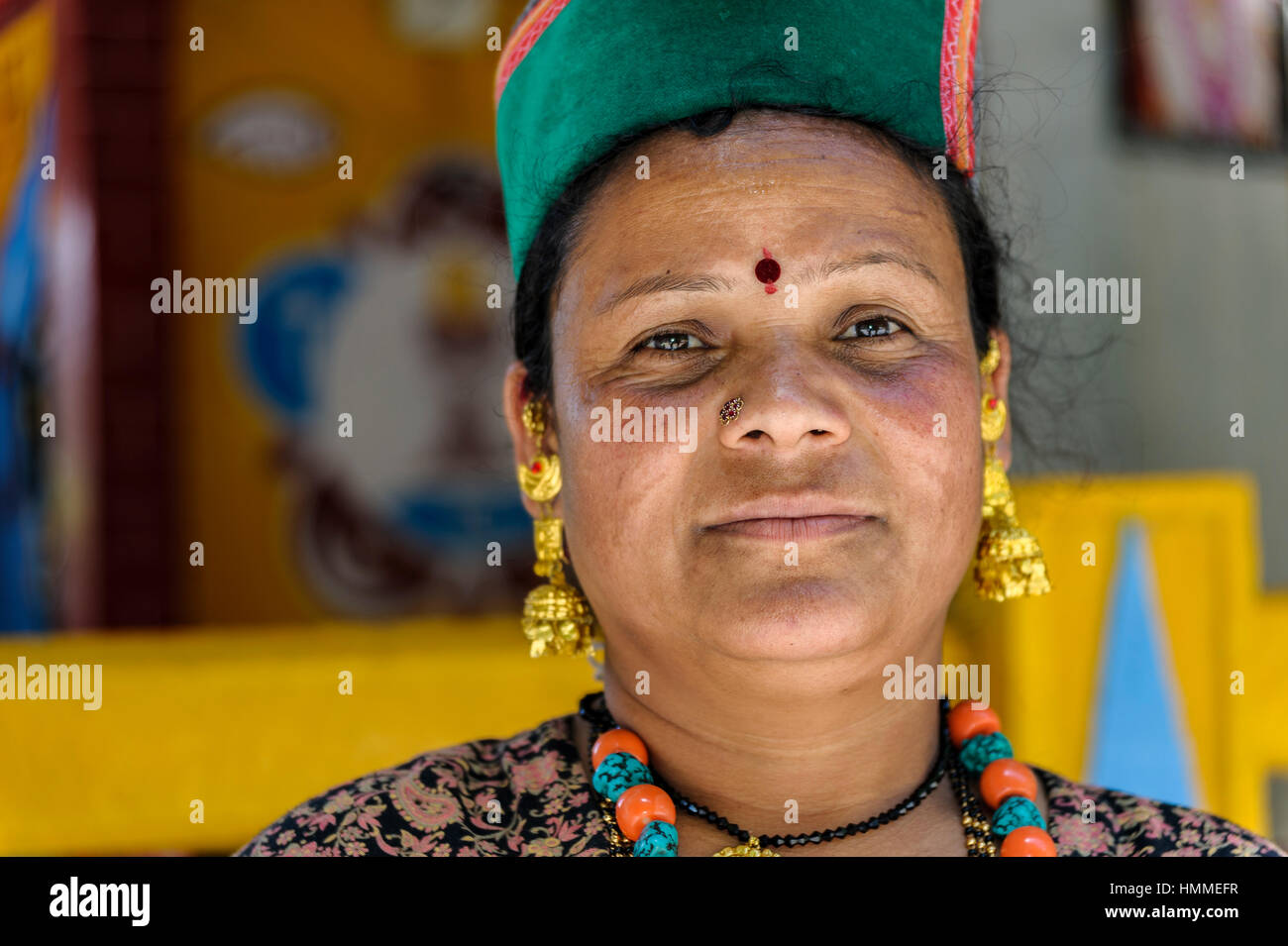 Indische Frau vor einem Tempel tragen die Tracht und ein Bindi (roter Punkt in der Mitte der Stirn getragen) Stockfoto