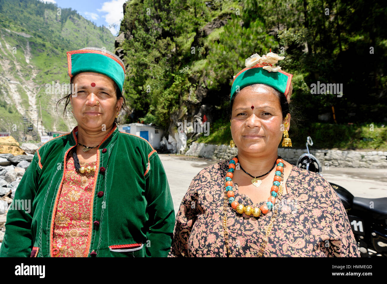 Nahaufnahme eines indischen Frauen im Himalaya tragen ihre bunten Trachten und Bindis (roter Punkt in der Mitte der Stirn getragen), Indien Stockfoto