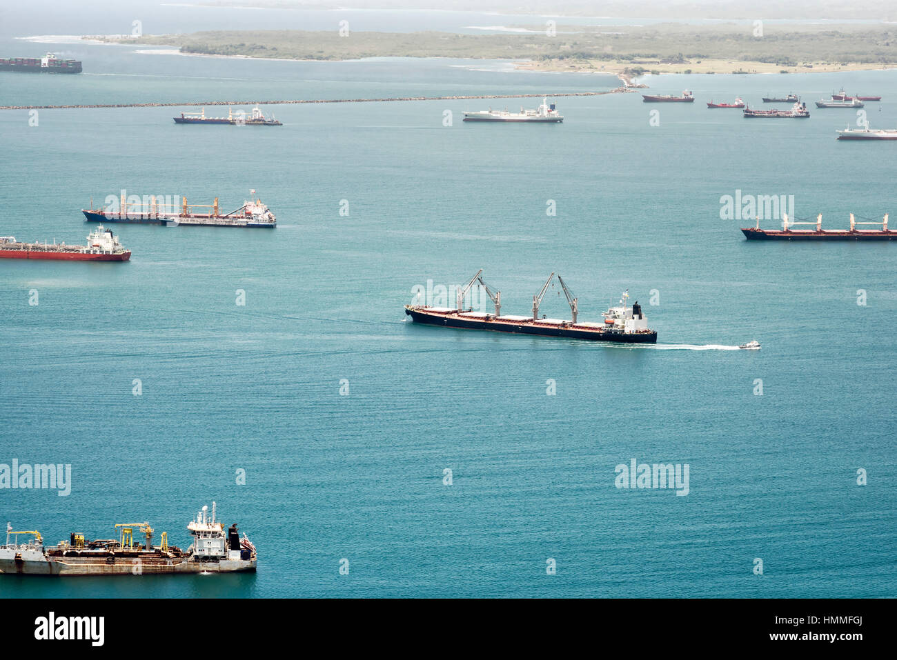 Luftaufnahme von großen Frachtschiffen warten am Gatunsee Panamakanal passieren Stockfoto