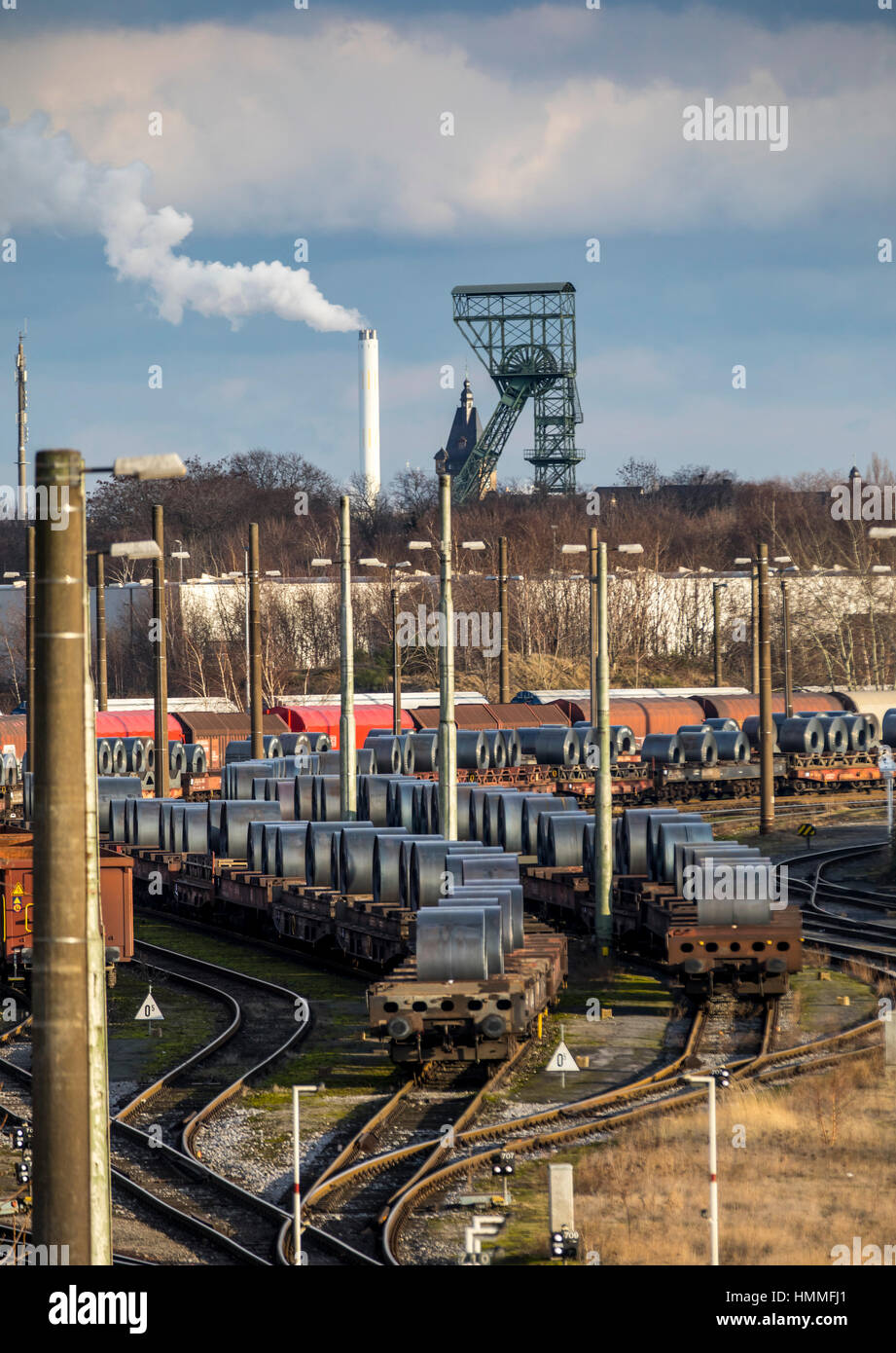 Güterbahnhof von ThyssenKrupp-Stahlwerk, ThyssenKrupp Steel Europe AG Stahlwerk, Wagen mit Stahl-Coils, gewundenen Turm der ehemaligen Grube Thyssen Stockfoto