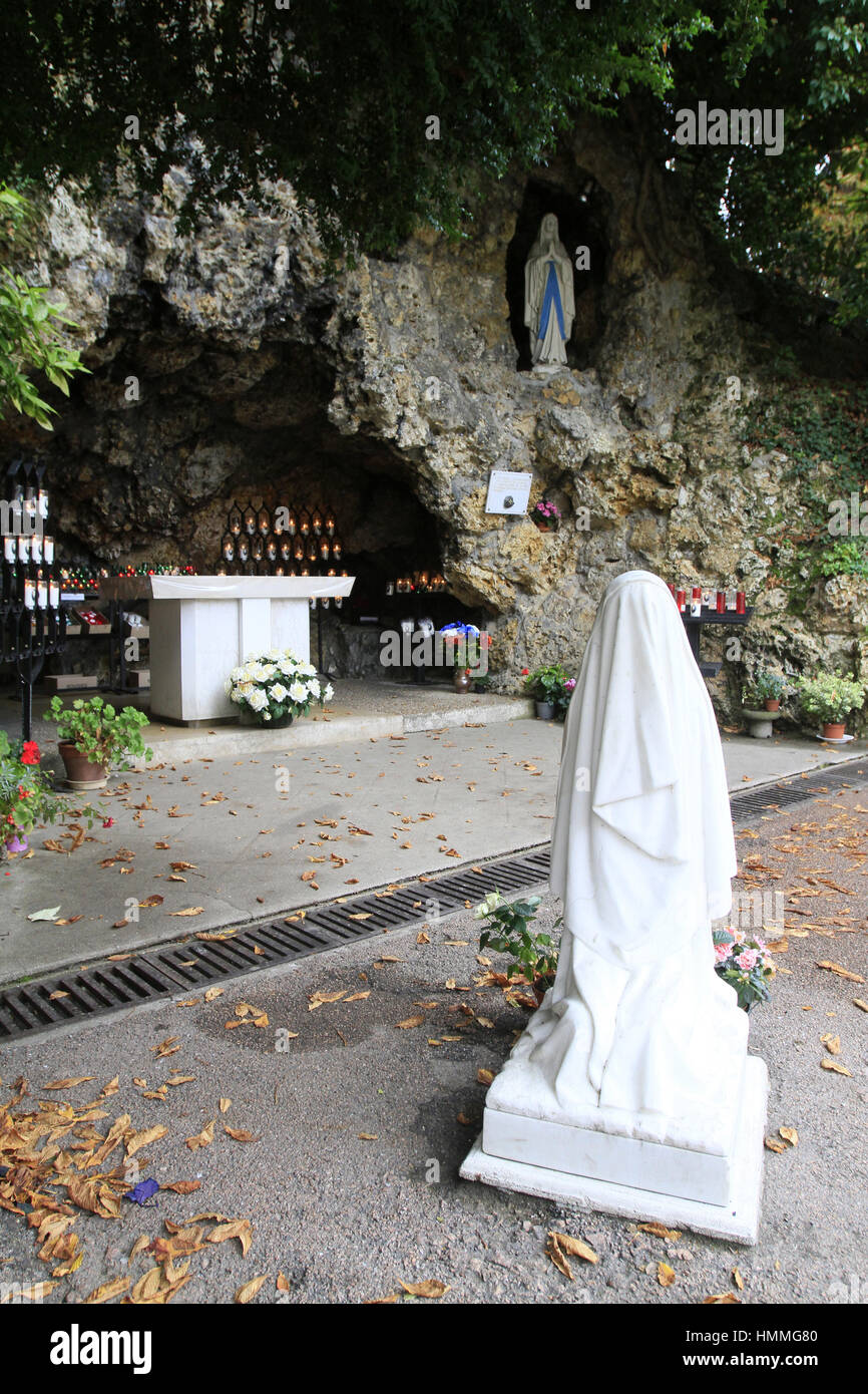 Skulptur de Bernadette Soubirous priant devant la Statue de la Vierge-Marie. Grotte de Lourdes. Couvent Saint-Gildard. Nevers. Frankreich. Stockfoto
