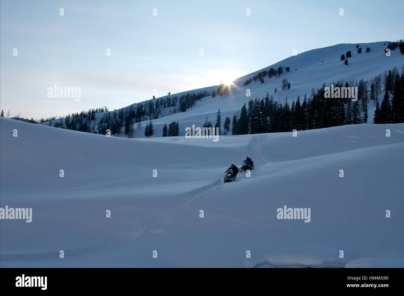 Zwei Männer auf einem Schneemobil Berge Hintergrund Stockfoto