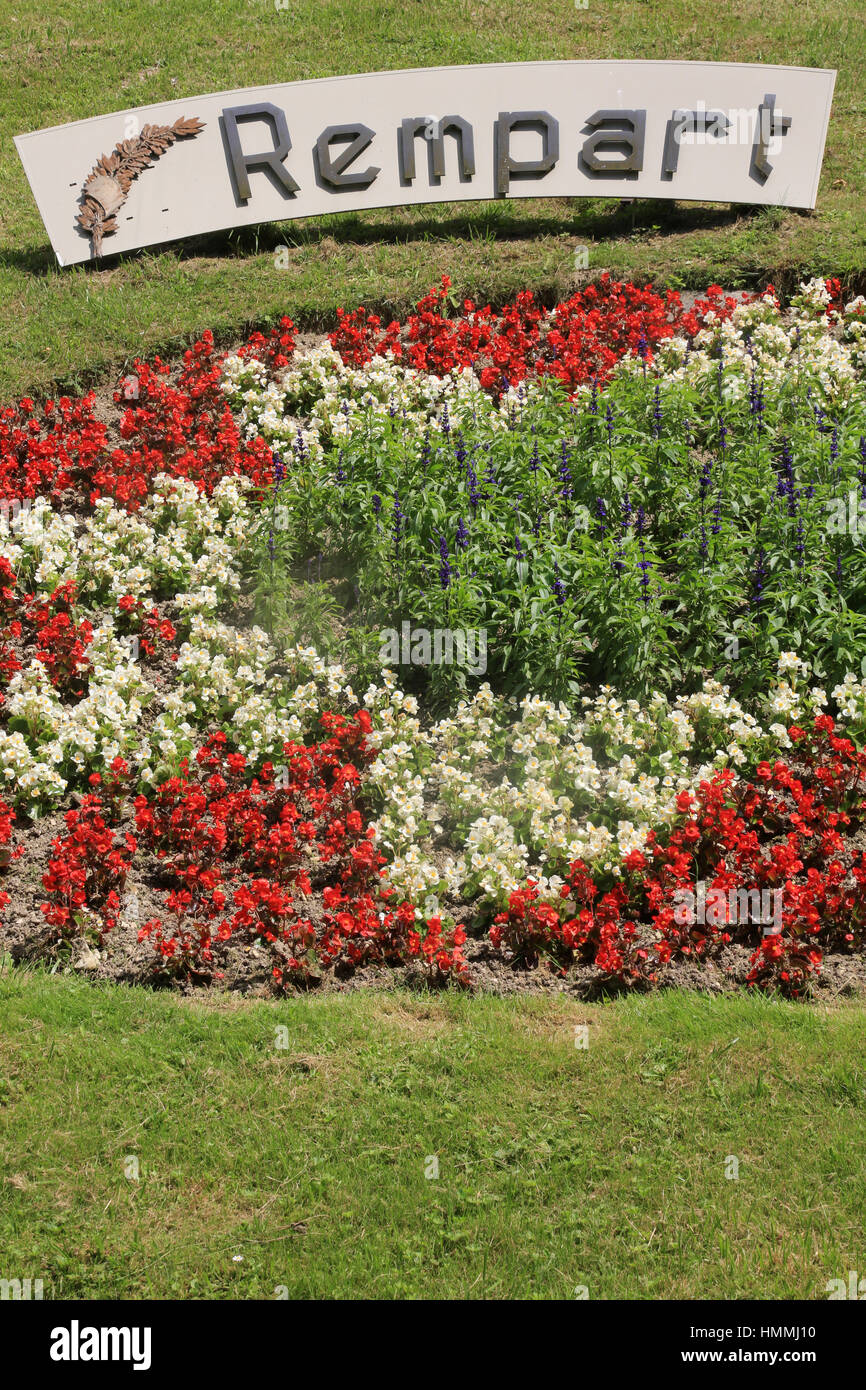 Massif de fleurs. Le Mémorial de Batailles de la Marne. 1914-1918. Dormans. Frankreich. Stockfoto