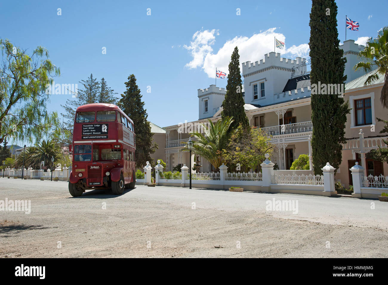 Matjiesfontein in der zentralen Karoo-Region der Western Cape in Südafrika. Ein Alter London-Bus ermöglicht kurze Fahrten auf Lord Milner als Hotelgast Stockfoto