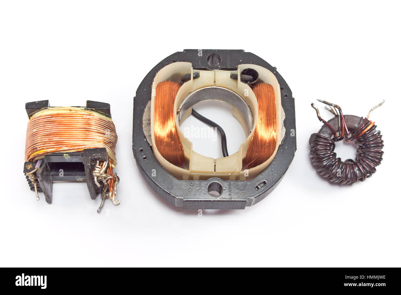 Drei elektrische Kupferspirale Motoren isoliert auf weiss Stockfoto