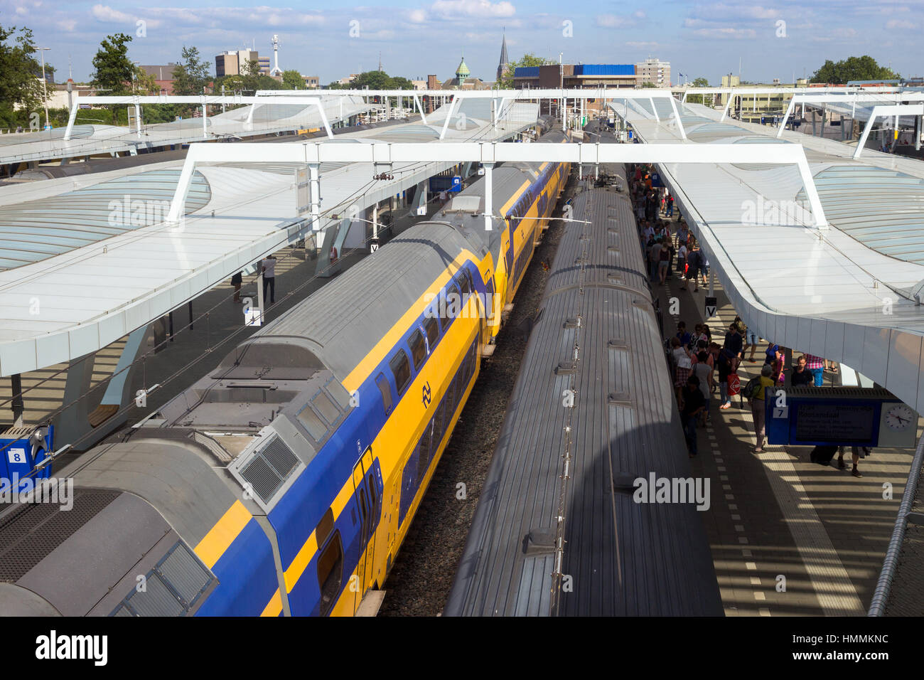 ARNHEM, Niederlande - 19. Juli 2013: Intercity-Züge in Arnheim Central Train Station Stockfoto