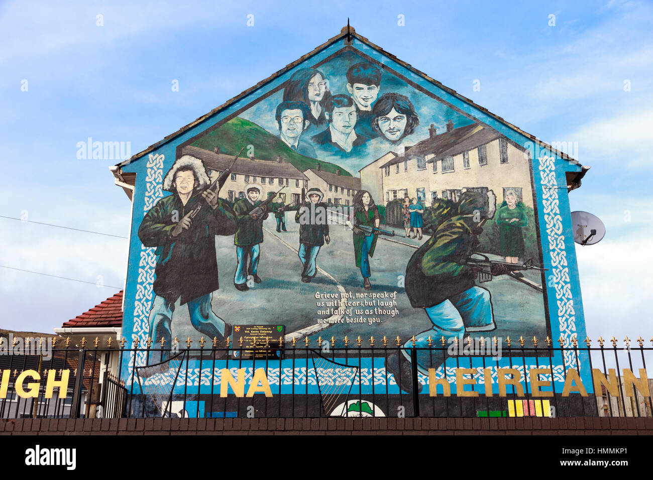 BELFAST, Nordirland - 9. Februar 2013: Wandbild in der Glenalina Straße mit fünf Porträts Mitglieder der IRA in Belfast, Northern Irelan gedacht Stockfoto