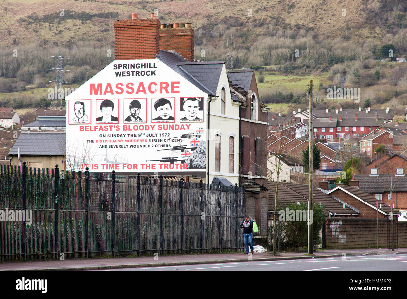 BELFAST, Nordirland - 9. Februar 2014: Wandbild von Springhill Westrock Massaker an der Springfield Road in Belfast, Nordirland. Springfield Road war Stockfoto