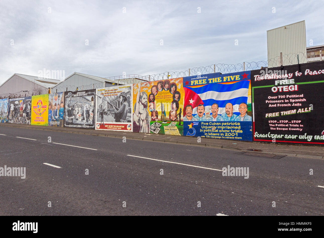 BELFAST, Nordirland - 9. Februar 2014: Politische Wandmalerei in Belfast, Nordirland. Falls Road ist bekannt für seine politischen Wandmalereien. Stockfoto